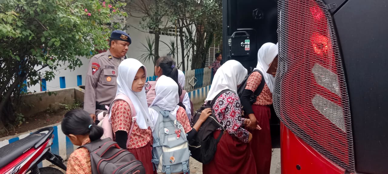 Brimob Peduli, Kompi 2 Batalyon A Pelopor Antar Pelajar SD Pulang Sekolah di Tanjung Morawa Brimob Peduli, Kompi 2 Batalyon A Pelopor Antar Pelajar SD Pulang Sekolah di Tanjung Morawa
