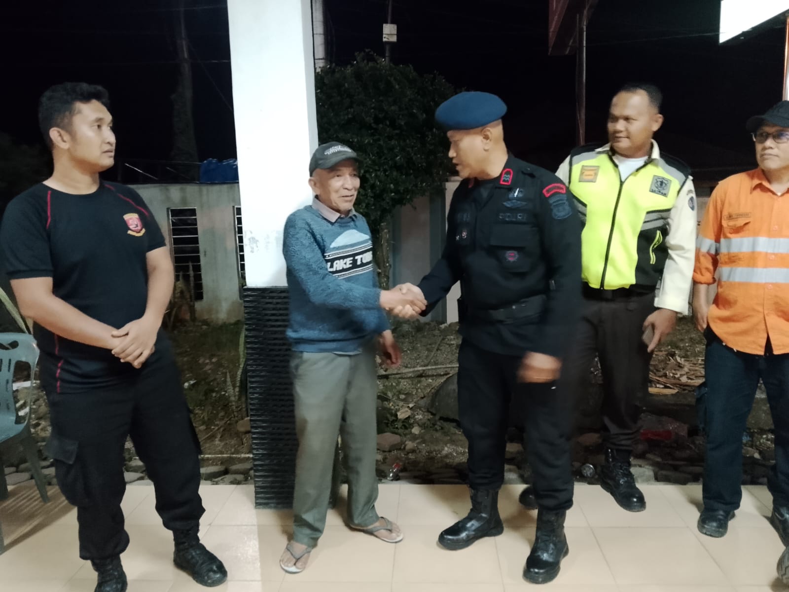 Aksi Kemanusiaan di Tengah Tugas, Personel Gegana Brimob Polda Sumut Evakuasi Bidan Korban Laka di Tapanuli Selatan Aksi Kemanusiaan di Tengah Tugas, Personel Gegana Brimob Polda Sumut Evakuasi Bidan Korban Laka di Tapanuli Selatan