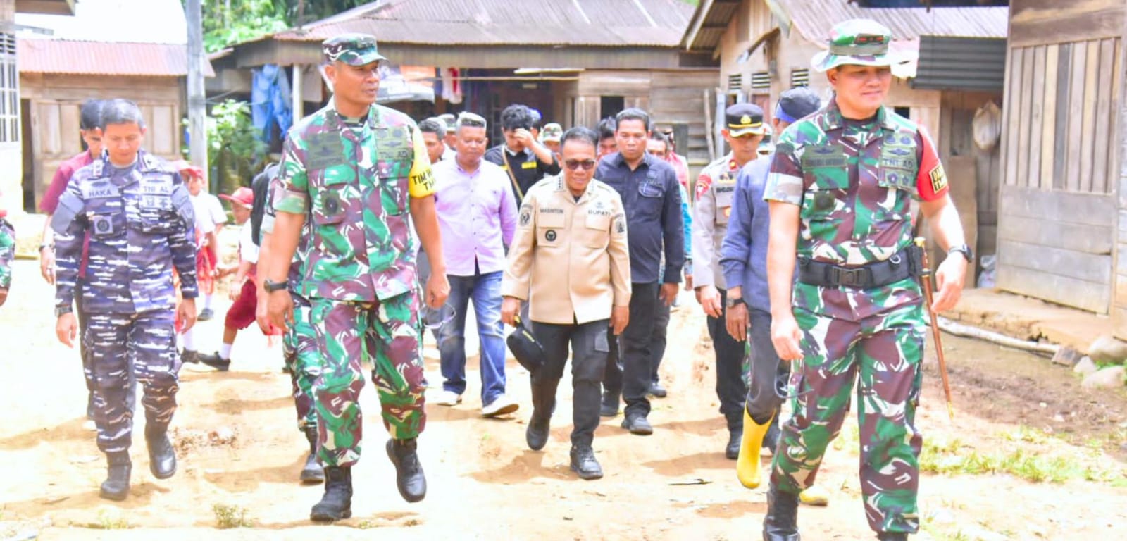 Bupati Tapteng Dampingi Asops Kasad, Tinjau Pembukaan Jalan Penghubung Kecamatan Lumut Dengan Sibabangun