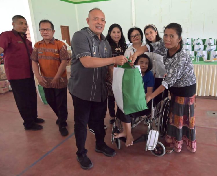 Wakil Bupati Tapteng Serahkan Bantuan Atensi Sosial untuk 64 Penyandang Disabilitas Wakil Bupati Tapteng Serahkan Bantuan Atensi Sosial untuk 64 Penyandang Disabilitas