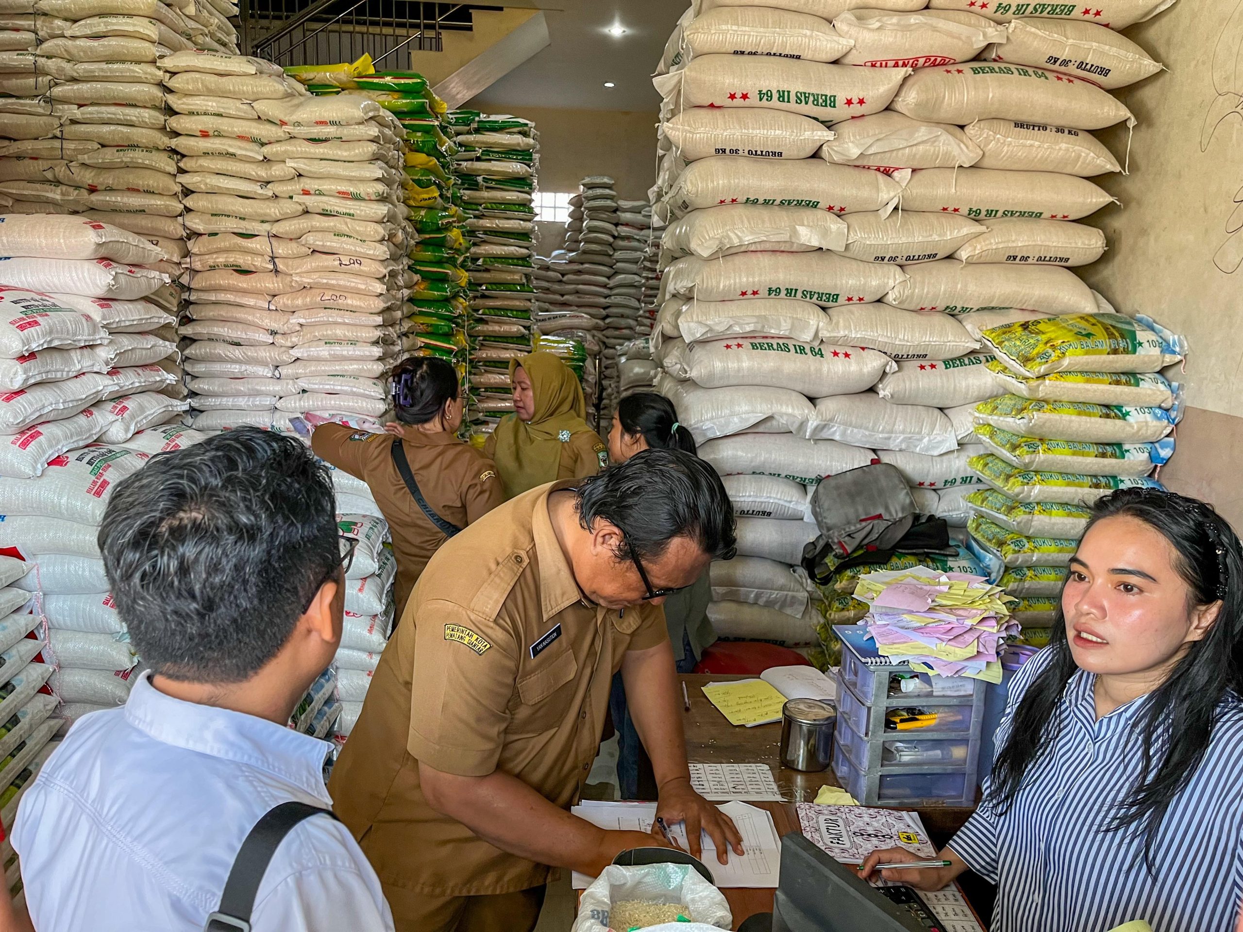 Tim Satgas Pangan Pemko Pematangsiantar Bersama Tim Satgas Pangan Polres Pematangsiantar Sidak Harga Eceran Tertinggi Beras