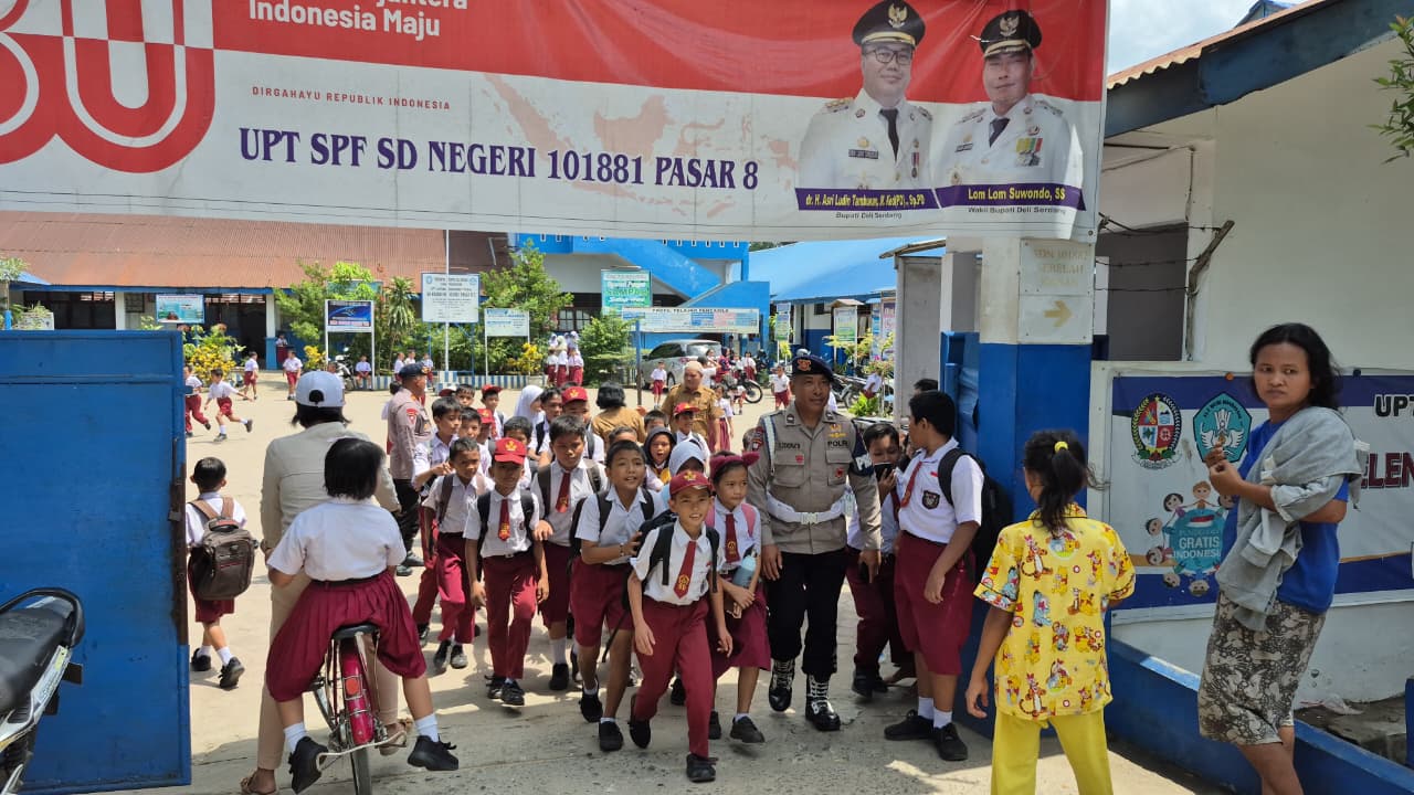 Brimob Polda Sumut Peduli Pendidikan, Personel Kompi 2 Batalyon A Pelopor Antar Pelajar SD Pulang Sekolah dengan Aman dan Nyaman Brimob Polda Sumut Peduli Pendidikan, Personel Kompi 2 Batalyon A Pelopor Antar Pelajar SD Pulang Sekolah dengan Aman dan Nyaman