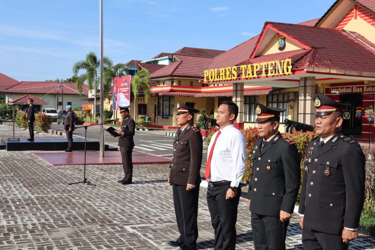 Polres Tapteng Gelar Upacara Peringatan Hari Sumpah Pemuda Ke-97 Tahun 2025 Polres Tapteng Gelar Upacara Peringatan Hari Sumpah Pemuda Ke-97 Tahun 2025