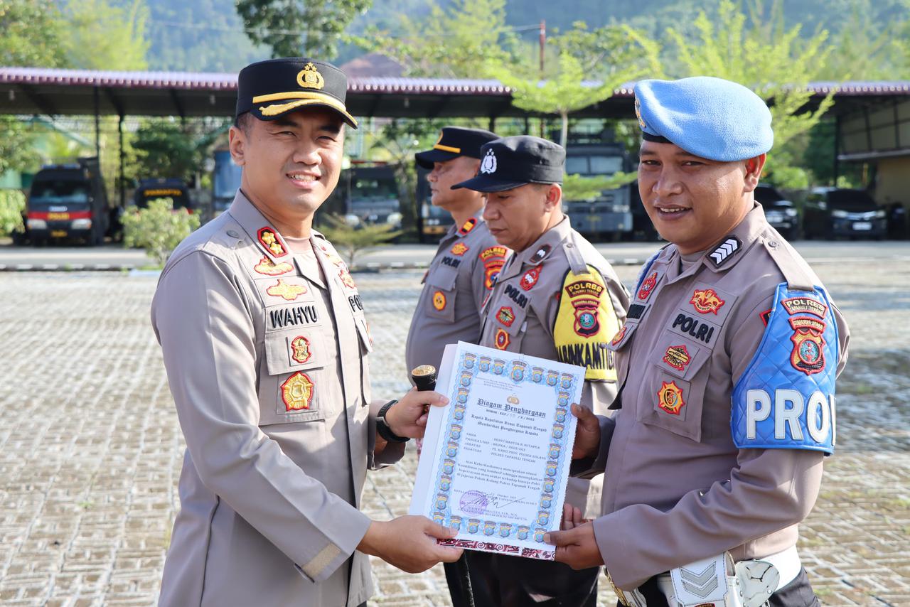 Polres Tapanuli Tengah Beri Penghargaan Kepada Tiga Personel Berprestasi