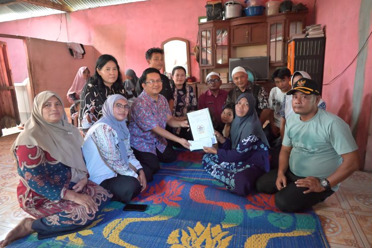 Bukan Omon-omon, Bupati Tapteng Tepati Janji Bantu Pembelian Rumah Keluarga Korban Isu Begu Ganjang