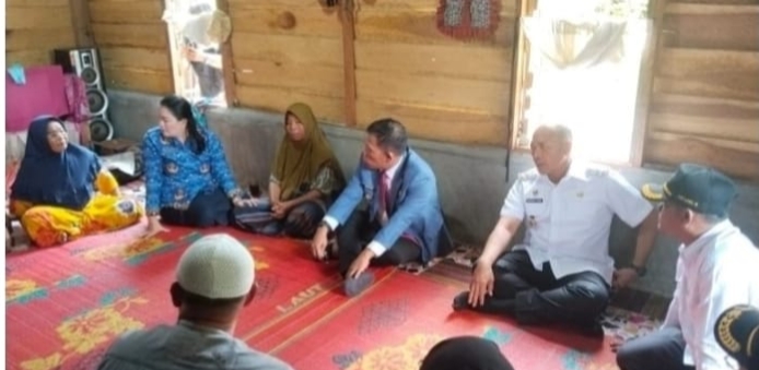 Bupati Tapteng Kunjungi Keluarga Korban Tewas Isu Begu Ganjang Di Barus, Janjikan Beri Rumah dan Pemulihan Trauma Oplus_16908288