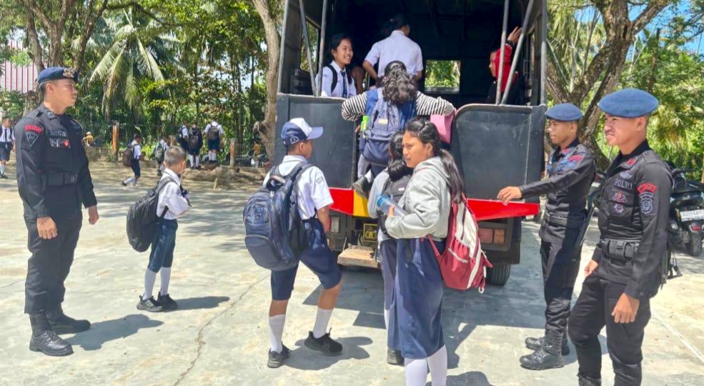 Brimob Peduli Pendidikan, Personel Kompi 4 Batalyon C Brimob Sumut Antar Anak Sekolah Pulang di Kepulauan Nias Oplus_16908288