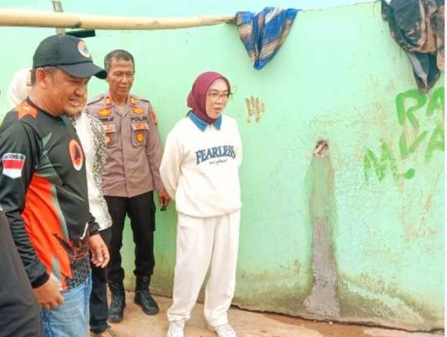 Bupati Way Kanan Tinjau Lokasi Longsor di Baradatu