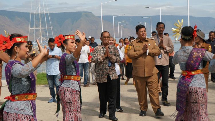 Jaga Alam Danau Toba, Pemkab Samosir bersama Perum LKBN Antara Tebar 3.000 Ekor Benih Ikan Mas