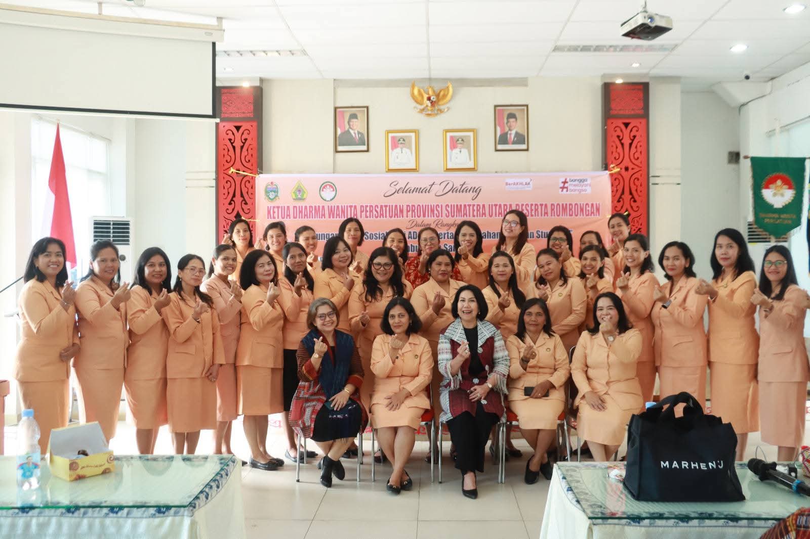 DWP Provinsi Sumatera Utara Serahkan Bantuan Stunting Ke Kabupaten Samosir DWP Provinsi Sumatera Utara Serahkan Bantuan Stunting Ke Kabupaten Samosir