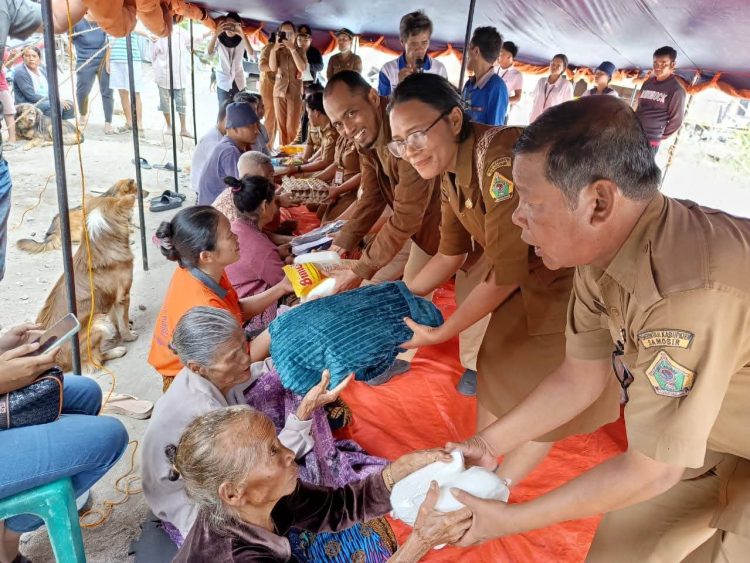 Pemkab Samosir Salurkan Bantuan Kepada Korban Kebakaran di Huta Sidaji Pemkab Samosir Salurkan Bantuan Kepada Korban Kebakaran di Huta Sidaji