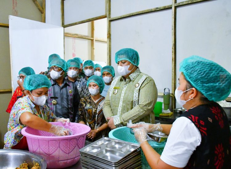 Bupati Samosir Bersama Wabup Tinjau SPPG, MBG Berjalan Lancar Sesuai Prosedur