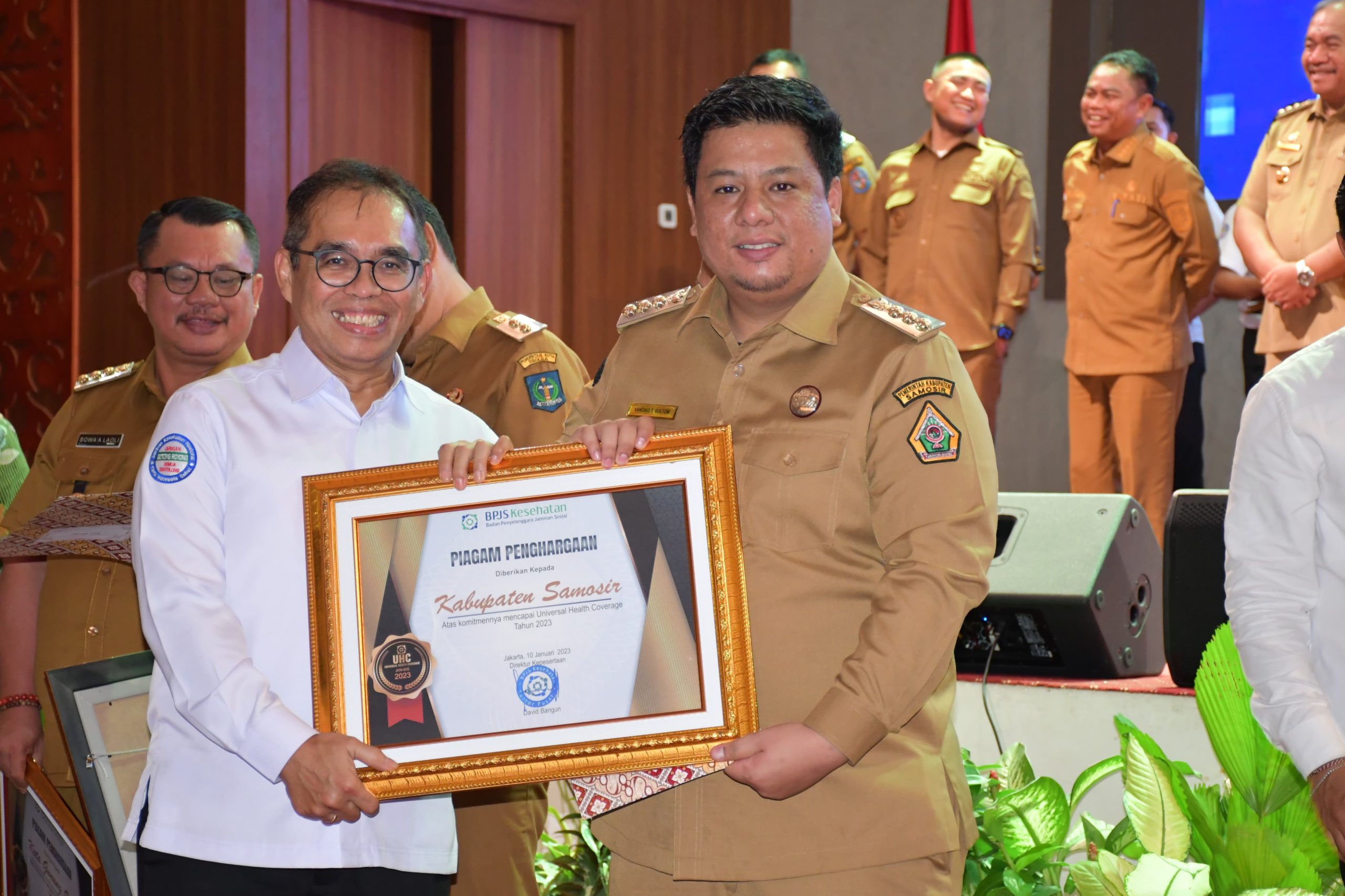 Launching UHC Prioritas, Vandiko: Warga Samosir Berobat Gratis Cukup dengan KTP Launching UHC Prioritas, Vandiko: Warga Samosir Berobat Gratis Cukup dengan KTP