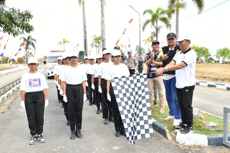 Wakil Bupati Toba Melepas Tarkam 2025 Lomba Gerak Jalan Beregu