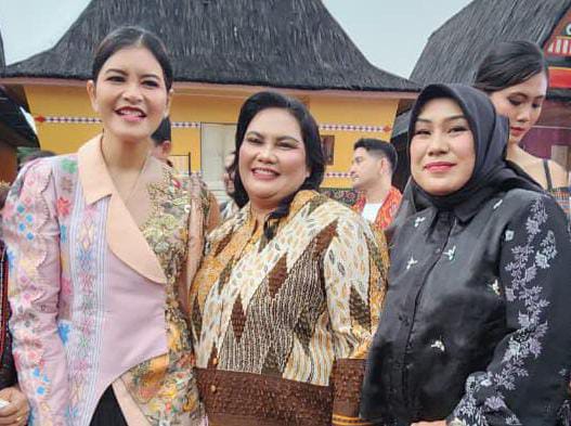 Ketua TP PKK Kabupaten Tapteng Dan Staf Ahli I TP PKK Kabupaten Tapteng Hadiri Hari Ulos Nasional Tahun 2025