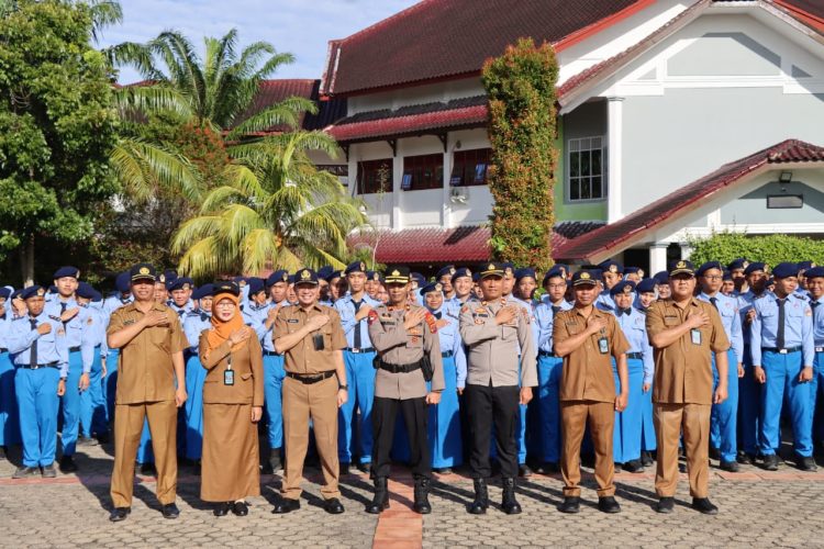 Wakapolres Tapanuli Tengah Tanamkan Nilai Disiplin dan Etika di Kalangan Pelajar SMA Matauli Pandan Wakapolres Tapanuli Tengah Tanamkan Nilai Disiplin dan Etika di Kalangan Pelajar SMA Matauli Pandan