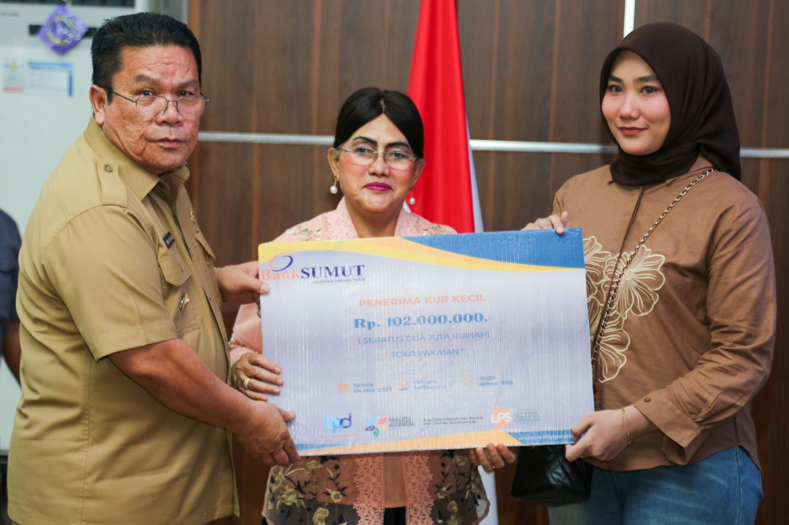 Wali Kota Pematangsiantar Wesly Silalahi Didampingi Ketua TP PKK dan Pimpinan Perbankan Menyerahkan KUR Secara Simbolis Kepada Para Pelaku UMKM Wali Kota Pematangsiantar Wesly Silalahi Didampingi Ketua TP PKK dan Pimpinan Perbankan Menyerahkan KUR Secara Simbolis Kepada Para Pelaku UMKM