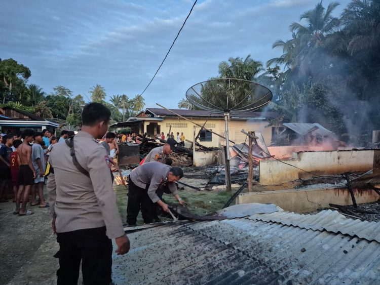 Tiga Rumah Hangus Terbakar di Manduamas Tapteng, Polsek Manduamas Segera Tindak Lanjuti Laporan Warga Tiga Rumah Hangus Terbakar di Manduamas Tapteng, Polsek Manduamas Segera Tindak Lanjuti Laporan Warga
