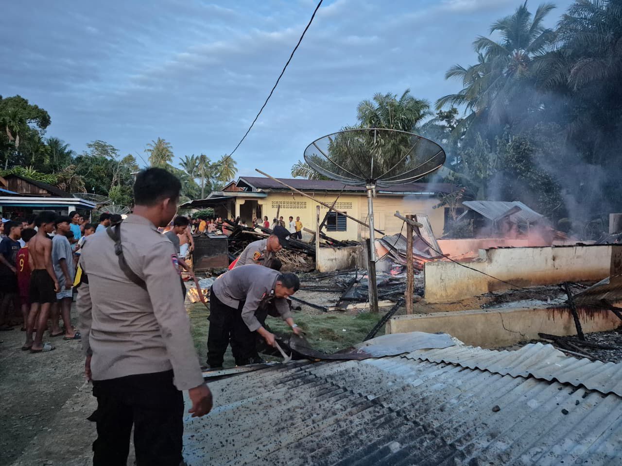Tiga Rumah Hangus Terbakar di Manduamas Tapteng, Polsek Manduamas Segera Tindak Lanjuti Laporan Warga Tiga Rumah Hangus Terbakar di Manduamas Tapteng, Polsek Manduamas Segera Tindak Lanjuti Laporan Warga