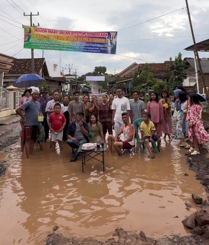 Masyarakat Kasui Mendesak Pemkab Way Kanan Untuk Memperbaiki Jalan  Rusak 