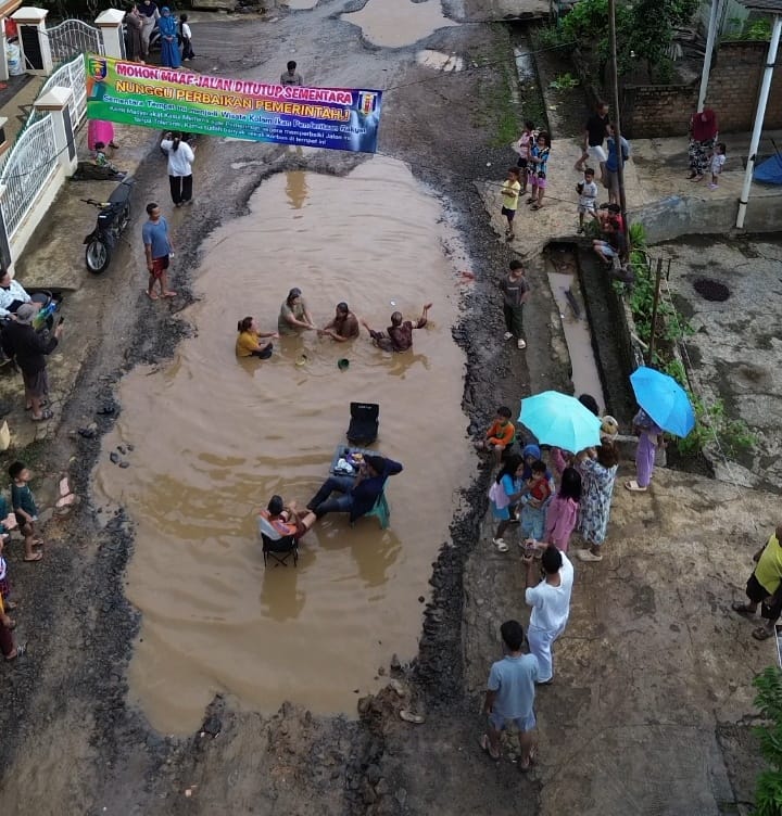 Masyarakat Kasui Mendesak Pemkab Way Kanan Untuk Memperbaiki Jalan  Rusak 
