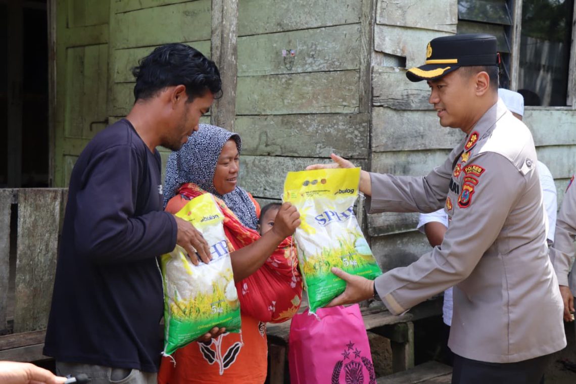 Kapolres Tapteng Salurkan Bantuan Sosial dan Ajak Warga Jaga Kamtibmas di Desa Aek Horsik