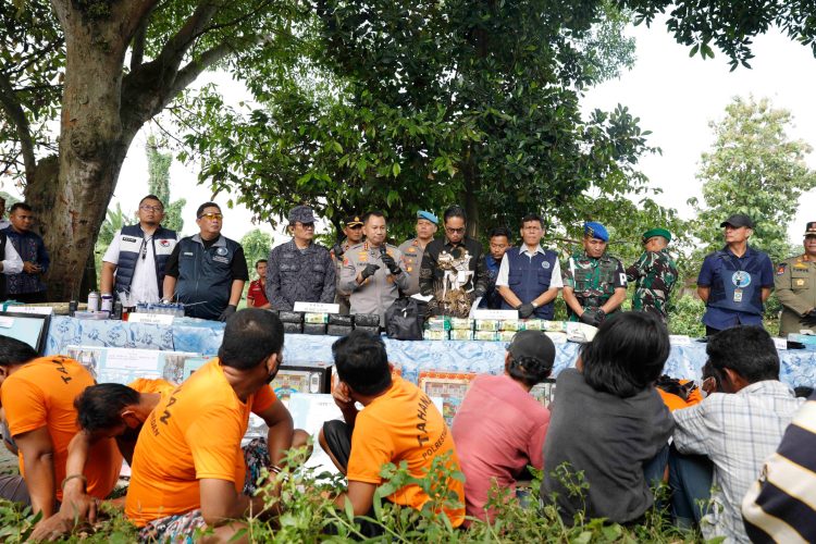 Tim Gabungan Razia Sarang Narkoba di Pinggiran Sungai Lingkungan Pria Laut III Narkoba, BB 35 Kg Sabu, 985 Ekstasi dan 59 Tersangka Tim Gabungan Razia Sarang Narkoba di Pinggiran Sungai Lingkungan Pria Laut III Narkoba, BB 35 Kg Sabu, 985 Ekstasi dan 59 Tersangka