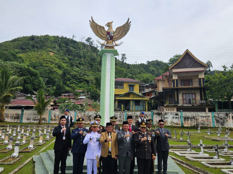 Peringati Hari Pahlawan Ke-80 Tahun 2025, Forkopimda Kota Sibolga Upacara Ziarah Makam Di TMP Sibolga