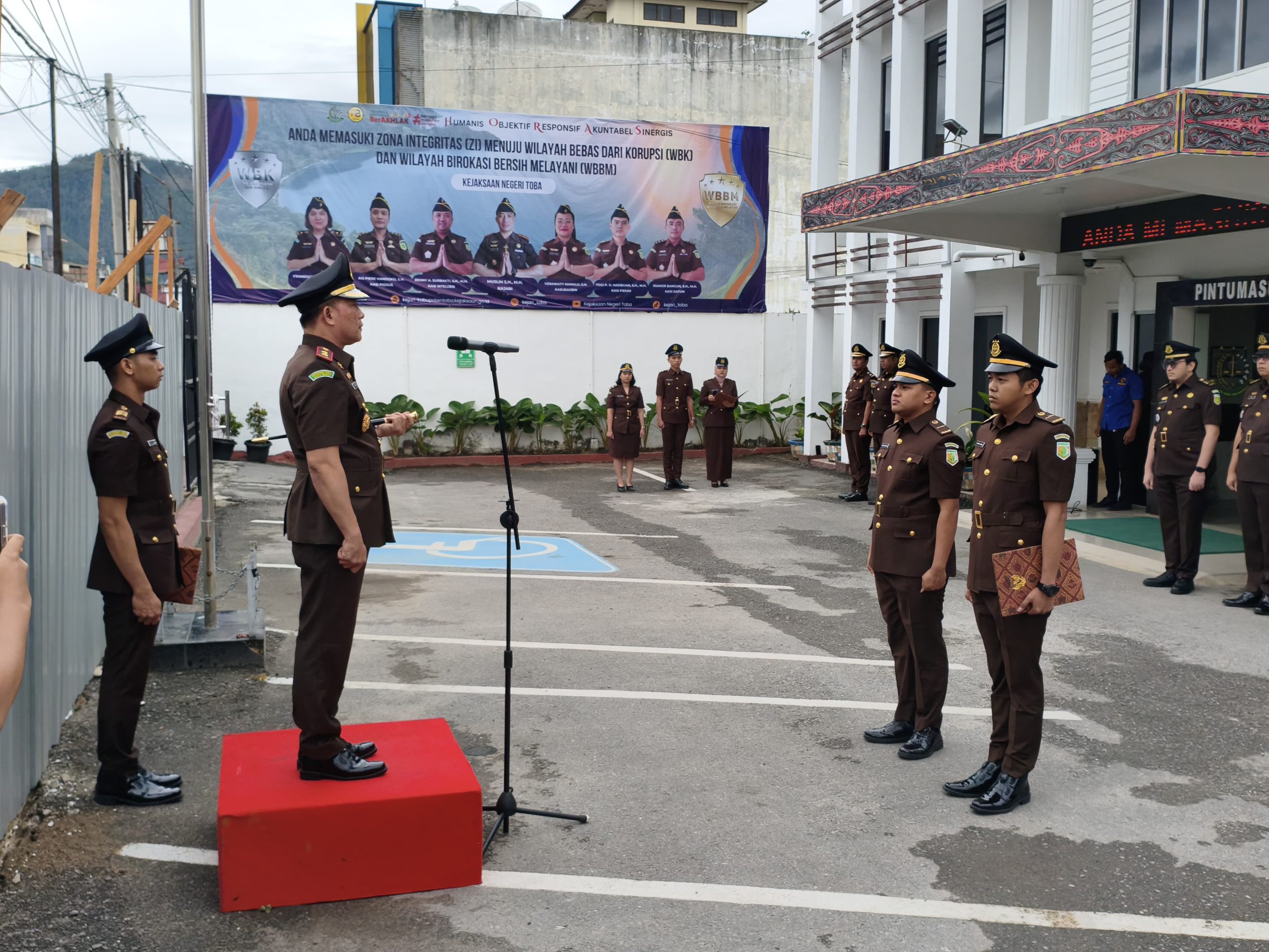 Kejaksaan Negeri Toba Melaksanakan Upacara Peringatan Hari Pahlawan ke -80 Berjalan Dengan Hikmat 