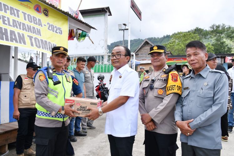 Cek Kesiapan Personil Petugas Pos Pelayanan Idul Fitri 2025, Wabup Samosir Bagikan Bingkisan Cek Kesiapan Personil Petugas Pos Pelayanan Idul Fitri 2025, Wabup Samosir Bagikan Bingkisan
