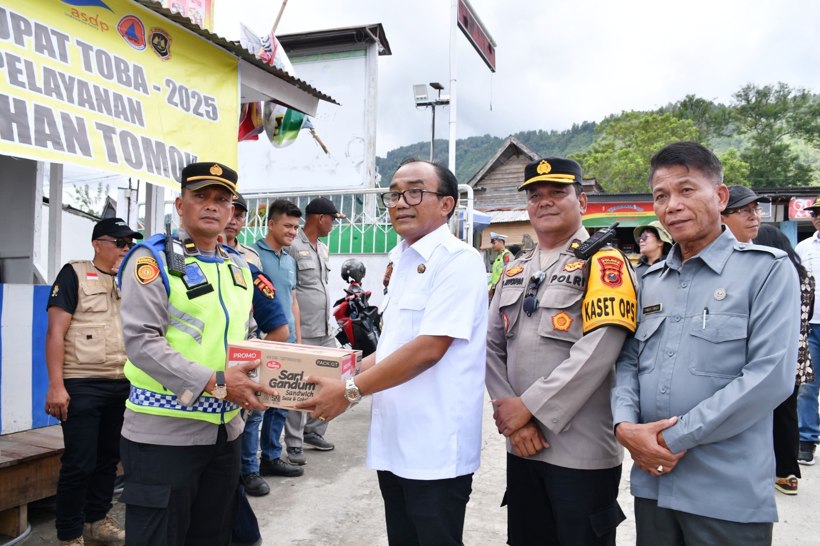 Cek Kesiapan Personil Petugas Pos Pelayanan Idul Fitri 2025, Wabup Samosir Bagikan Bingkisan Cek Kesiapan Personil Petugas Pos Pelayanan Idul Fitri 2025, Wabup Samosir Bagikan Bingkisan