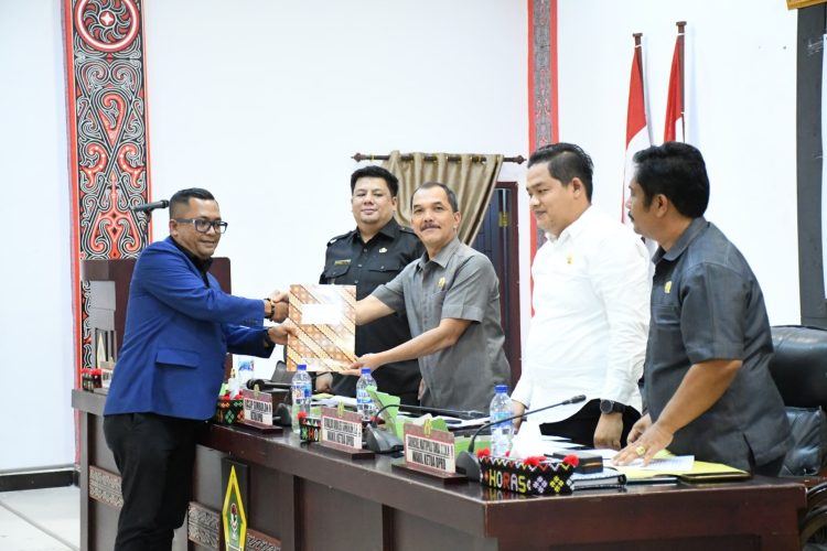Pemkab dan DPRD Samosir Sepakati Dua Buah Ranperda Pemkab dan DPRD Samosir Sepakati Dua Buah Ranperda