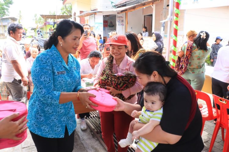 Peringatan Pekan Imunisasi Dunia di Samosir, Ketua TP PKK Samosir Kunjungi Posyandu