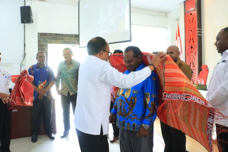 Wabup Terima Studi Tiru DPR Jayapura Ke Samosir Wabup Terima Studi Tiru DPR Jayapura Ke Samosir