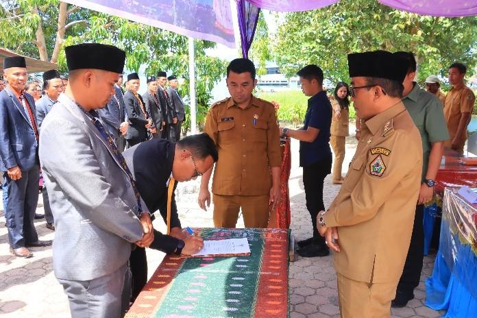Anggota BPD se-Kecamatan Nainggolan Dikukuhkan, Wakil Bupati Samosir Minta Agar Bermitra Membangun Desa Anggota BPD se-Kecamatan Nainggolan Dikukuhkan, Wakil Bupati Samosir Minta Agar Bermitra Membangun Desa