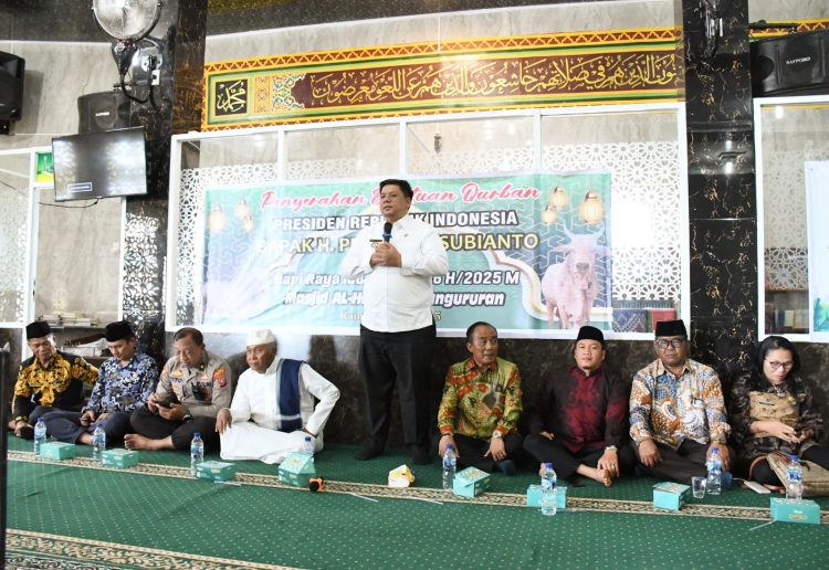Bupati dan Wakil Bupati Samosir Serahkan Hewan Kurban Bantuan Presiden RI, Gubernur Sumut dan Pemkab Samosir Bupati dan Wakil Bupati Samosir Serahkan Hewan Kurban Bantuan Presiden RI, Gubernur Sumut dan Pemkab Samosir