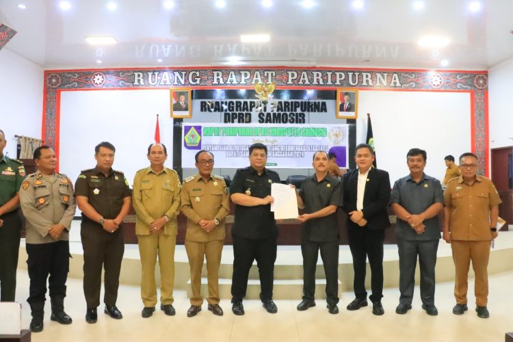 Bupati Samosir Terima Keputusan DPRD Samosir Tentang Rekomendasi LKPJ 2024 Bupati Samosir Terima Keputusan DPRD Samosir Tentang Rekomendasi LKPJ 2024