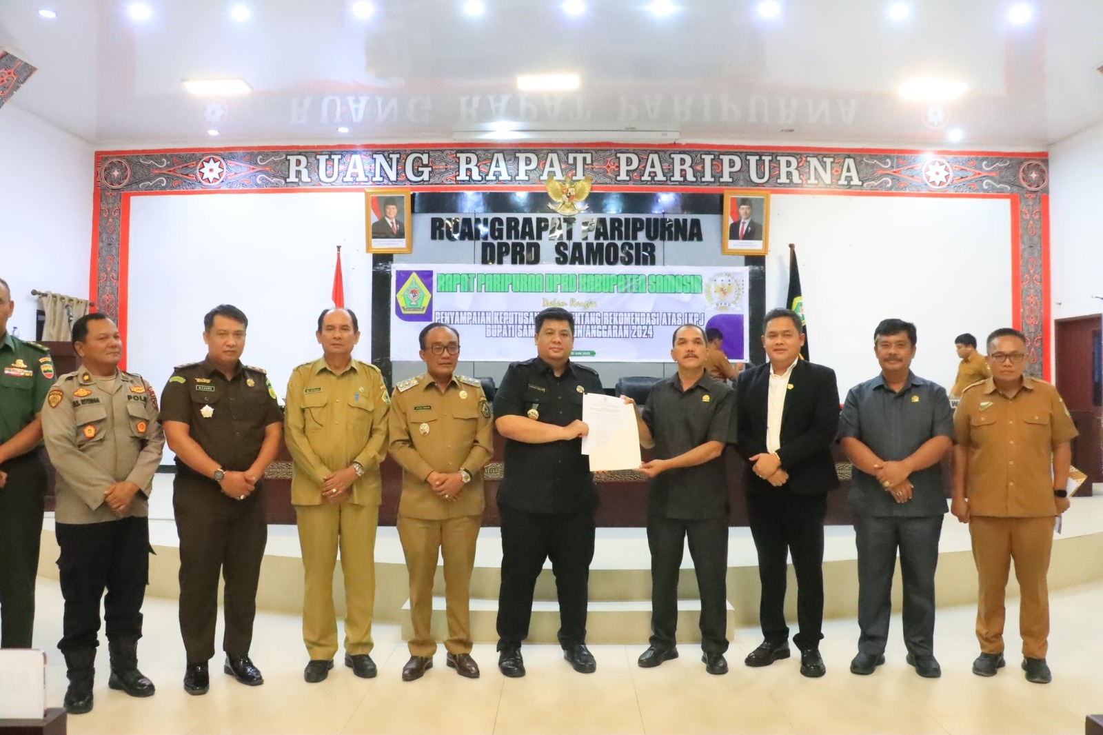 Bupati Samosir Terima Keputusan DPRD Samosir Tentang Rekomendasi LKPJ 2024 Bupati Samosir Terima Keputusan DPRD Samosir Tentang Rekomendasi LKPJ 2024