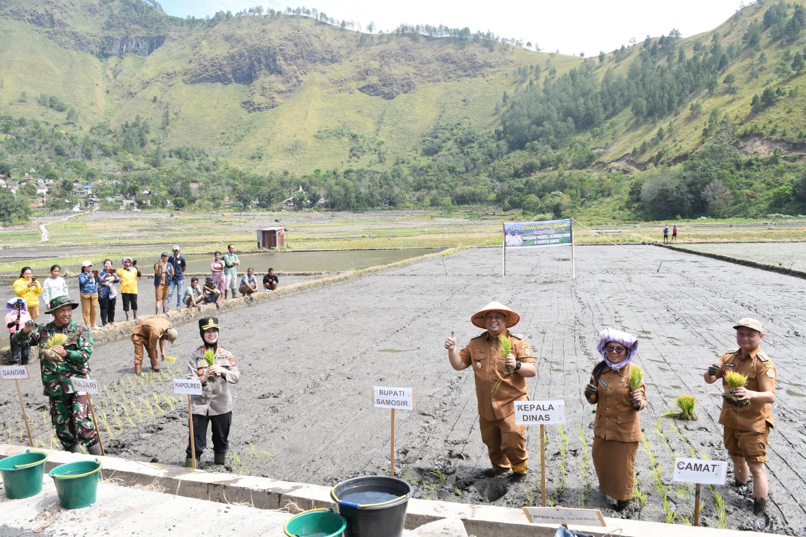 Tingkatkan Produksi Pertanian, Pemkab Samosir Gelar Tanam Padi Bersama Dan "Festival Manuan Eme", Bupati Samosir Serahkan Bantuan Pertanian Tingkatkan Produksi Pertanian, Pemkab Samosir Gelar Tanam Padi Bersama Dan "Festival Manuan Eme", Bupati Samosir Serahkan Bantuan Pertanian