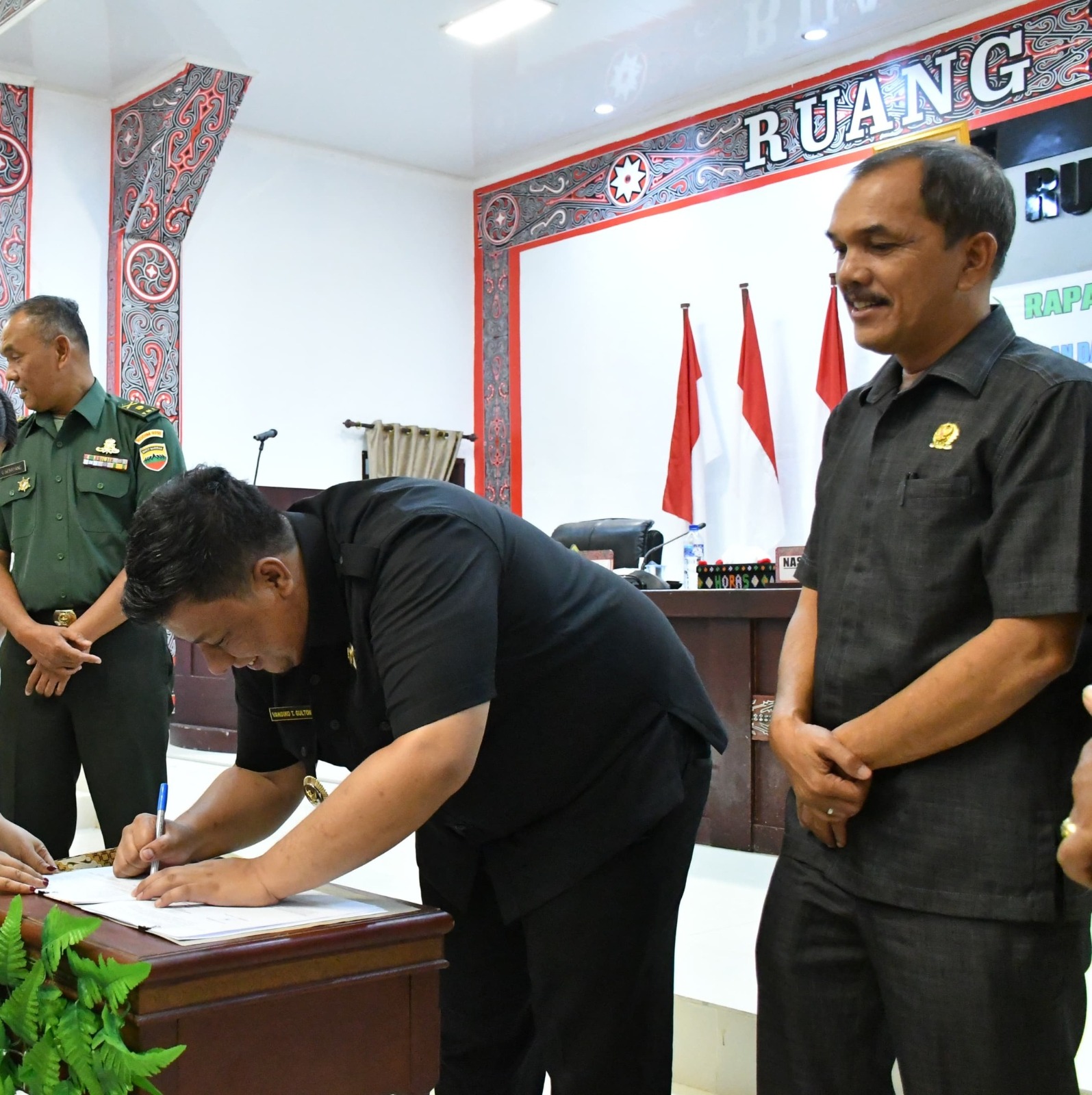 Bupati Samosir Bersama DPRD Tetapkan Tiga Ranperda Menjadi Perda Bupati Samosir Bersama DPRD Tetapkan Tiga Ranperda Menjadi Perda
