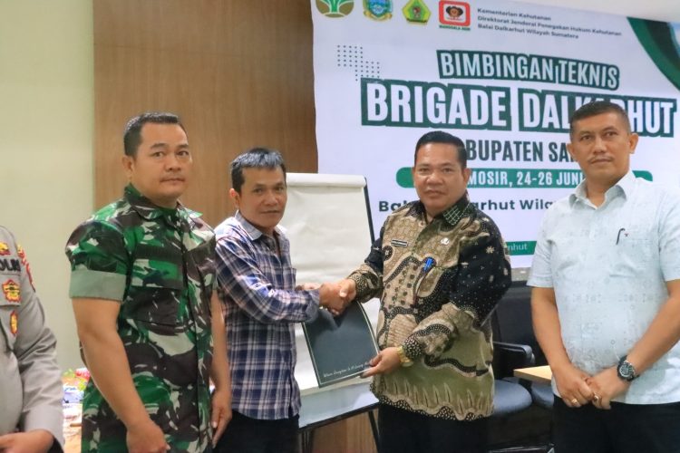 Bupati Samosir Tutup Bimtek Brigade Dalkarhut Sekaligus Kukuhkan Satgas Dalkarhutla Desa Boho