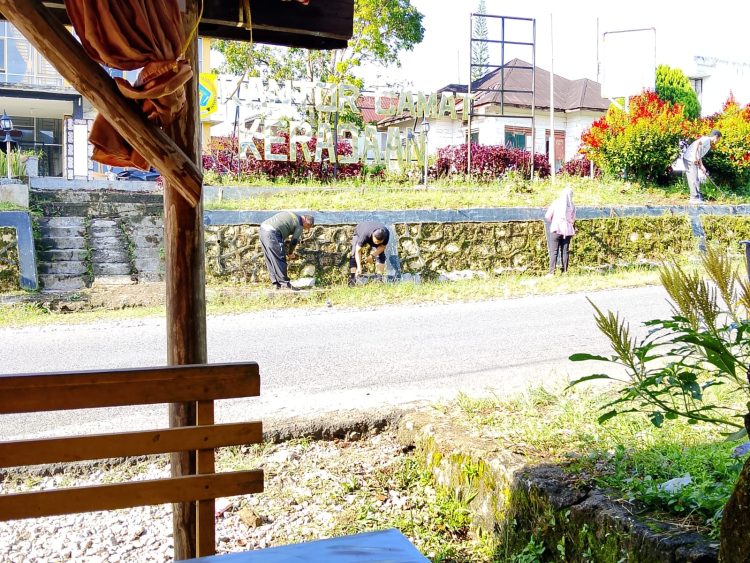 Camat Kerjaan Pimpin Gotong Royong di Lingkungan Kantor Camat