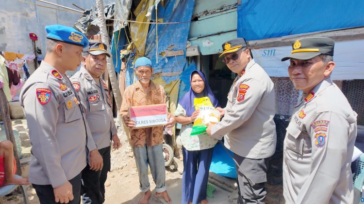Jumat Berkah Kapolres Sibolga Sambangi Keluarga Yang Kurang Mampu, Dan Berikan Bantuan Sembako