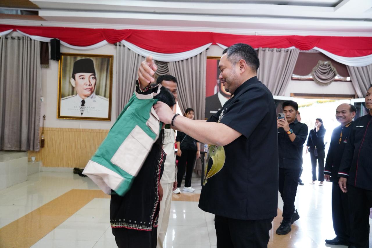 Bupati Franc Bernhard Tumanggor Bagikan Bibit Jagung, Pagi dan Sayuran Kepada Kelompok Tani