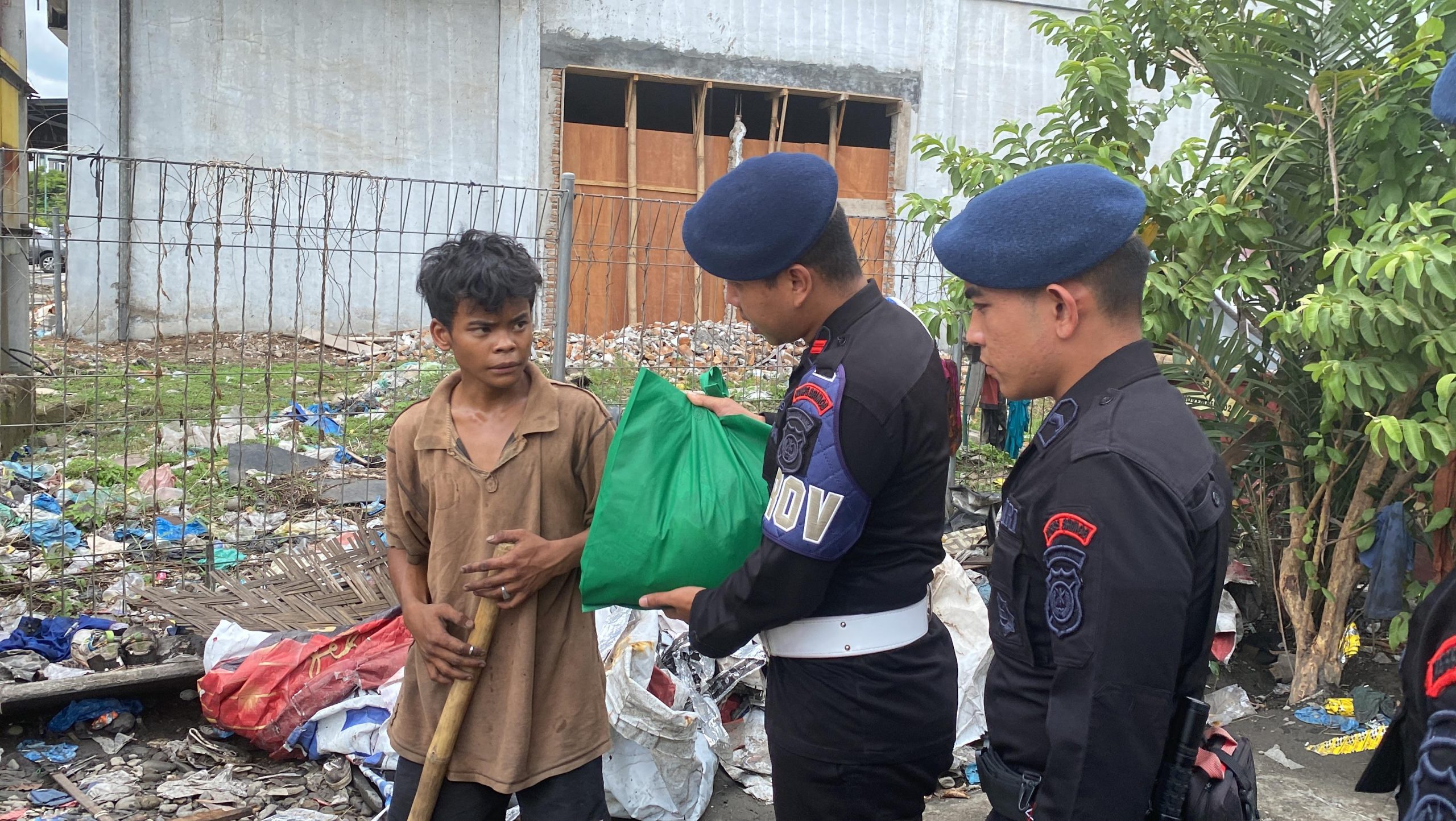 Berbagi Kasih di Minggu Kasih,  Brimob Polda Sumut Hadir untuk Masyarakat