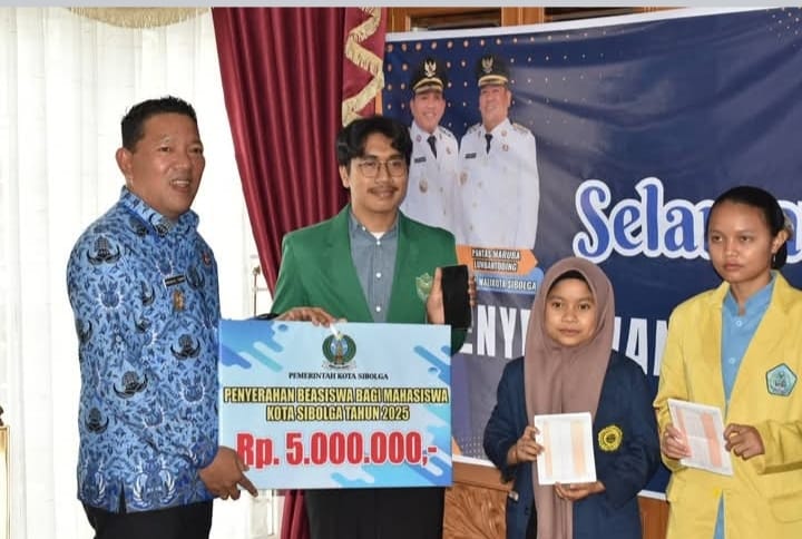 Pemko Sibolga Serahkan 200 Beasiswa Pendidikan bagi Mahasiswa Kota Sibolga Tahun 2025