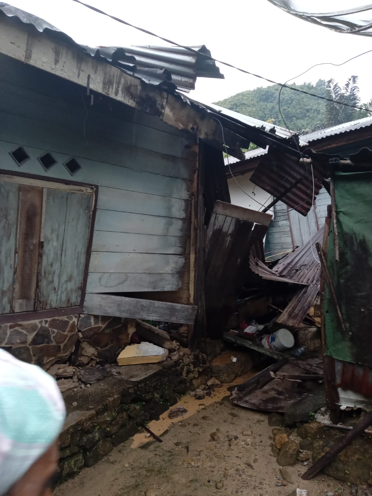 Dua Unit Rumah Rusak Terdampak Tanah Longsor, Bhabinkamtibmas Imbau Warga Tetap Waspada