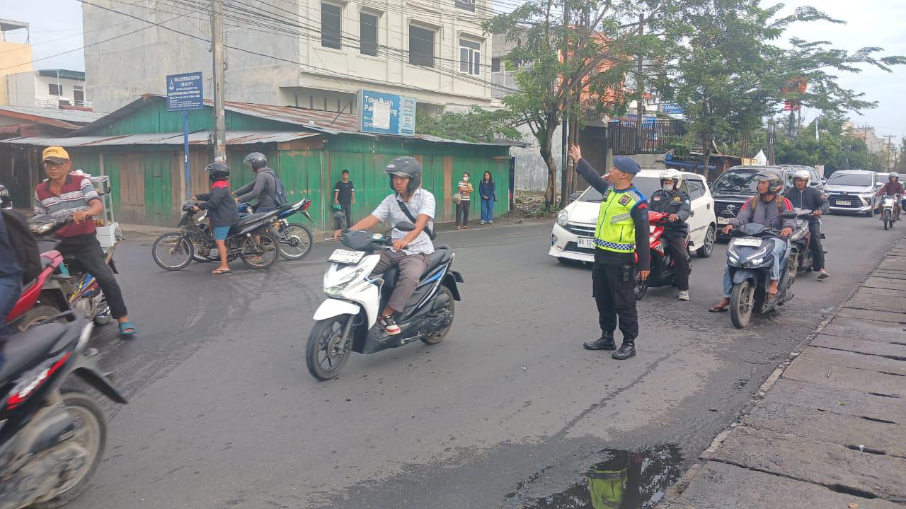 Brimob Polda Sumut Hadir di Tengah Masyarakat, Strong Point & Pos Padat Lalin Kawal Kelancaran Arus Lalu Lintas di Medan
