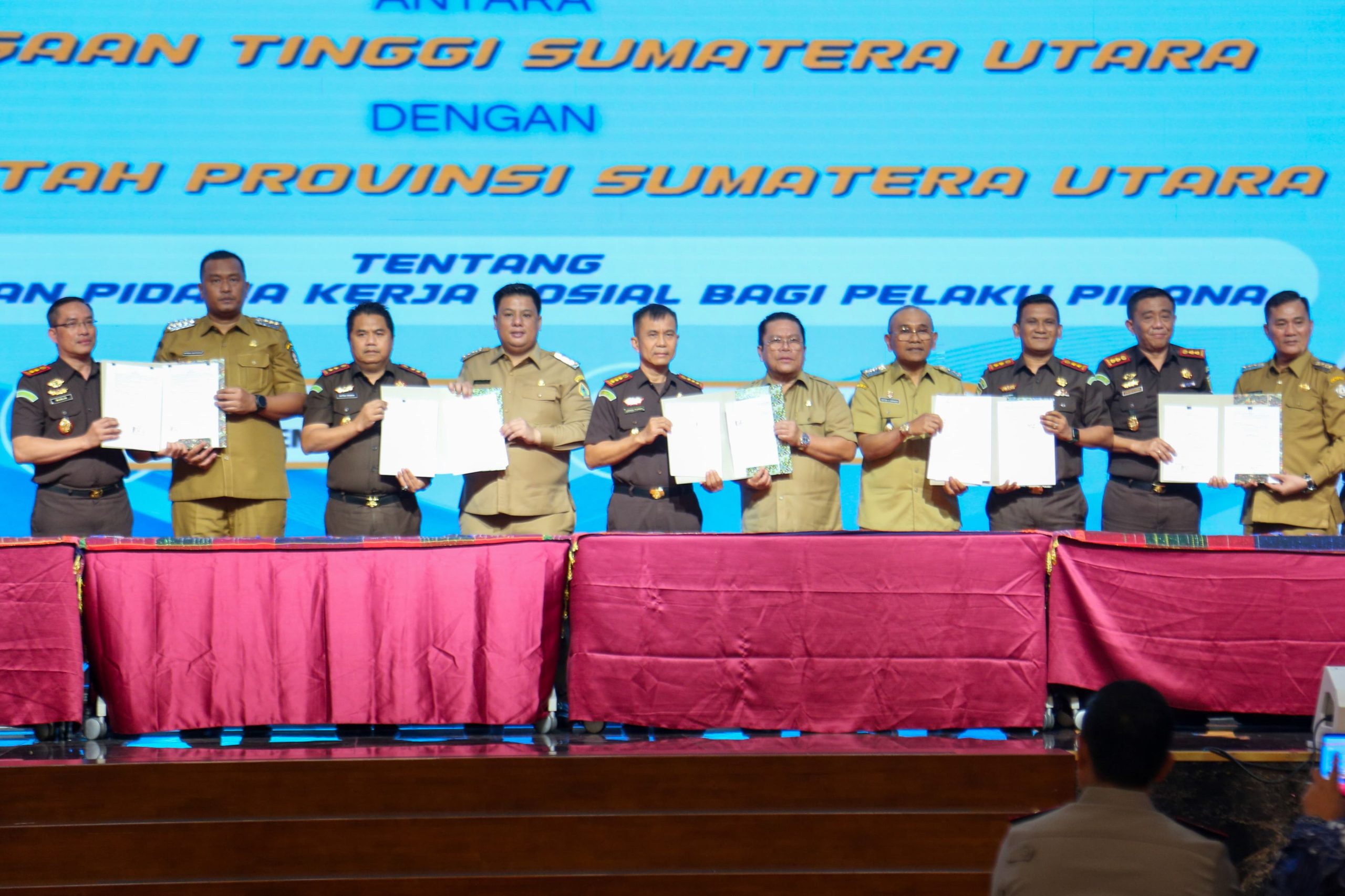 Wesly Bersama Kepala Daerah se-Sumut Tandatangani MoU dengan Kejari Kabupaten/Kota tentang Pelaksanaan Pidana Kerja Sosial bagi Pelaku Pidana Wesly Bersama Kepala Daerah se-Sumut Tandatangani MoU dengan Kejari Kabupaten/Kota tentang Pelaksanaan Pidana Kerja Sosial bagi Pelaku Pidana