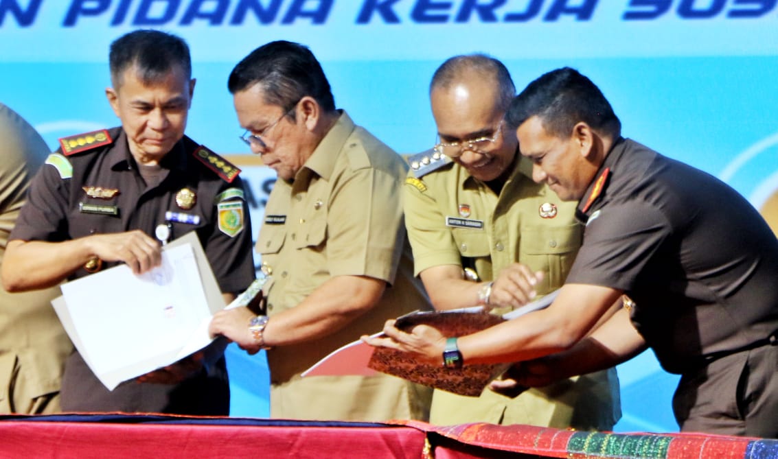 Bupati Simalungun Tandatangani MoU Terkait Penguatan Integritas Pelaksanaan Pidana Kerja Sosial Bagi Pelaku Tipiring Bupati Simalungun Tandatangani MoU Terkait Penguatan Integritas Pelaksanaan Pidana Kerja Sosial Bagi Pelaku Tipiring